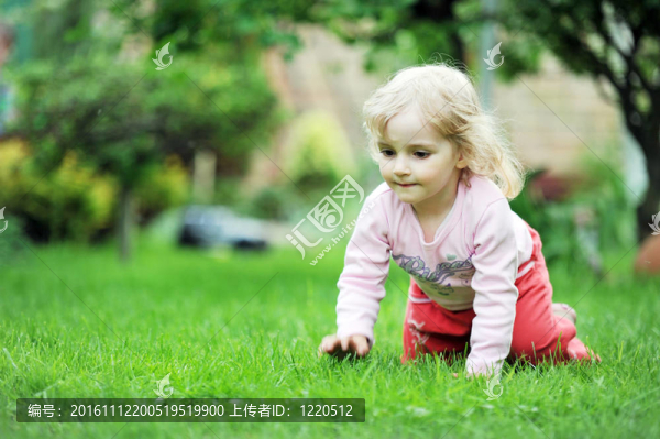 小女孩