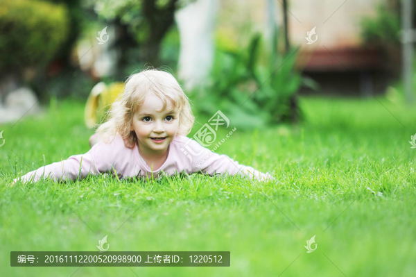 小女孩