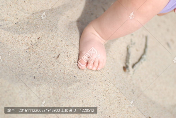 腳在沙灘上