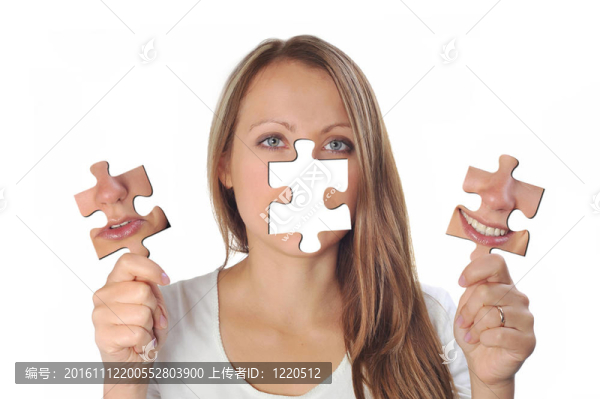 有兩個(gè)拼圖的年輕女人