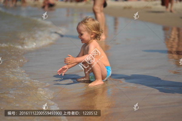 小女孩玩的很開心