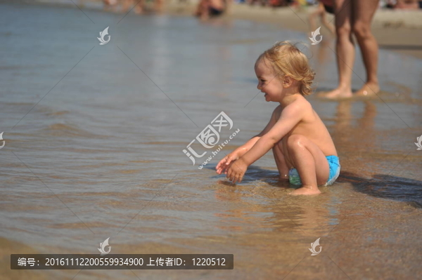 小女孩玩的很開心