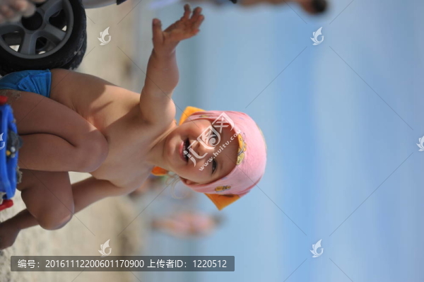 小女孩玩的很開心