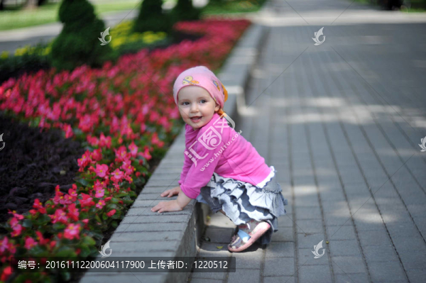 公園里的小女孩