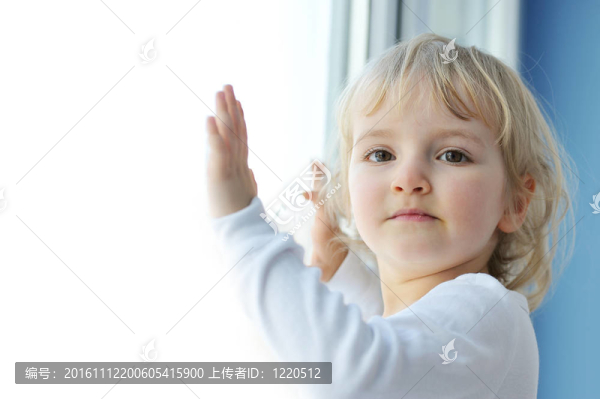 女孩坐在窗邊