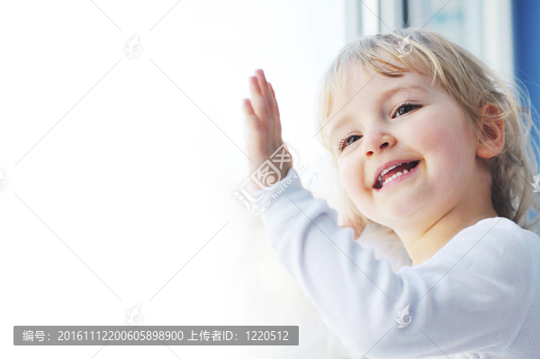 女孩坐在窗邊