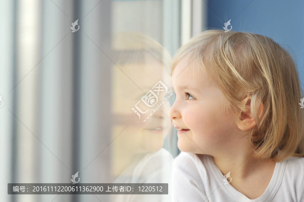 女孩坐在窗邊