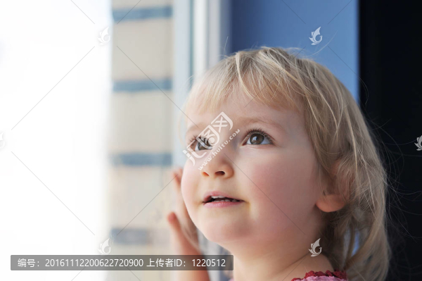 女孩的窗口