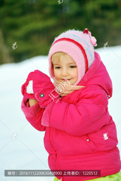 在玩雪的女孩