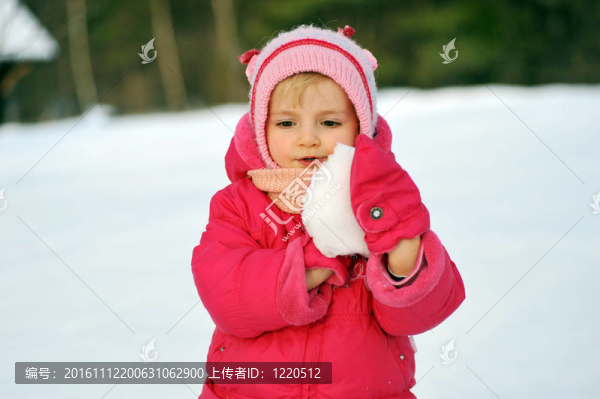 在玩雪的女孩