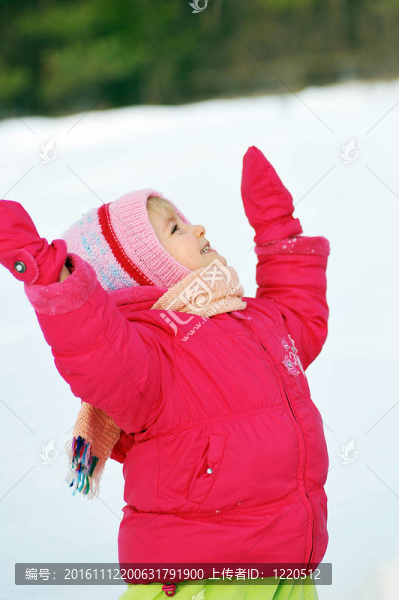 女孩在雪上的成本