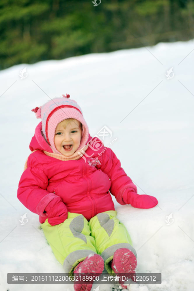 女孩坐在雪上