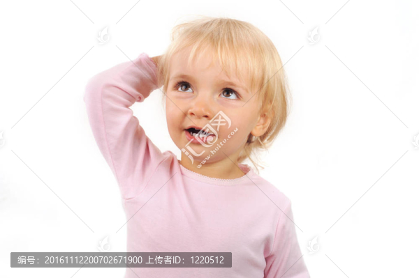 女孩撓她的頭