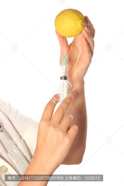 帶注射器的女醫(yī)生