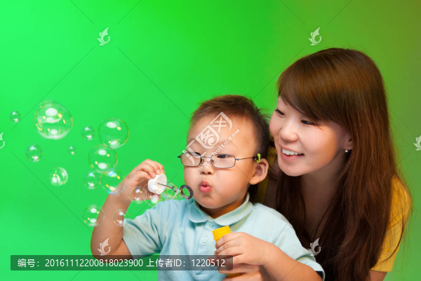 媽媽和兒子做肥皂泡