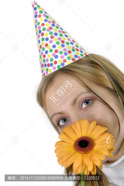 帶生日和花的女人
