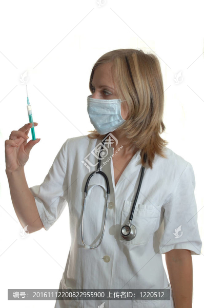 帶注射器的年輕女醫(yī)生
