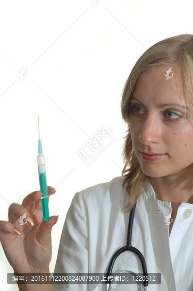 帶注射器的年輕女醫(yī)生