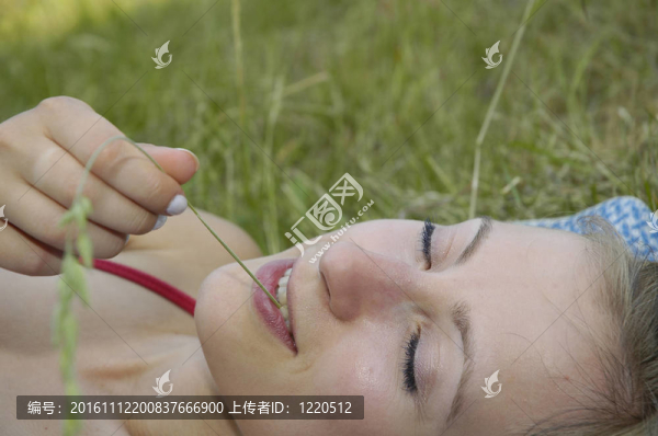 女孩躺在草地上閉著眼睛