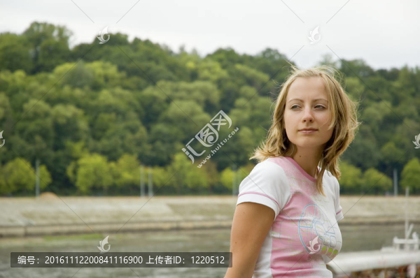 年輕的女孩