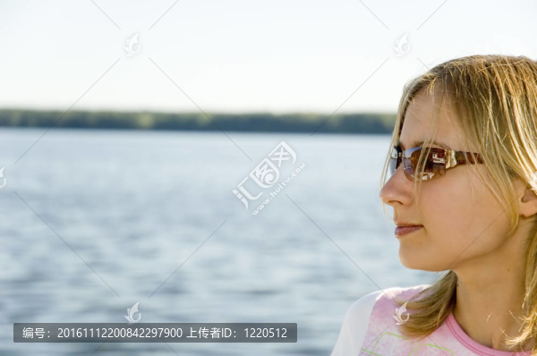 美麗的女孩在湖的背景