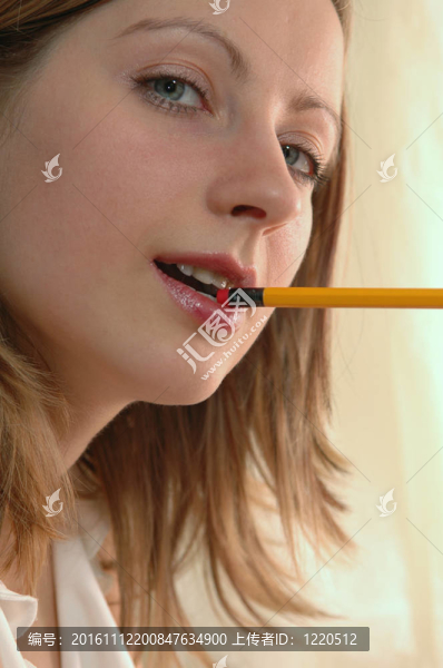 帶鉛筆的年輕女人