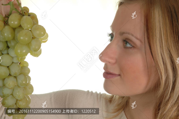年輕女人葡萄-匯圖網(wǎng) www.fosd68.com 年輕女人葡萄