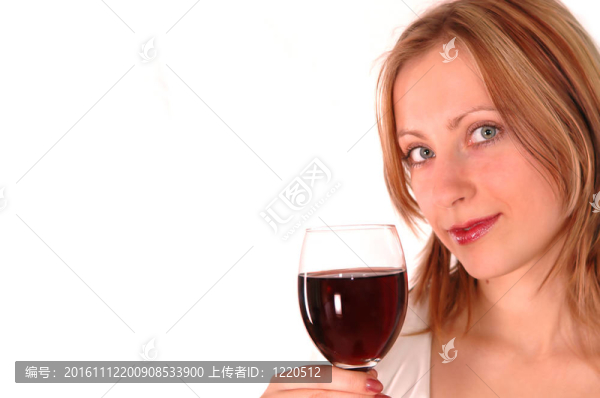 年輕女子帶著一杯酒