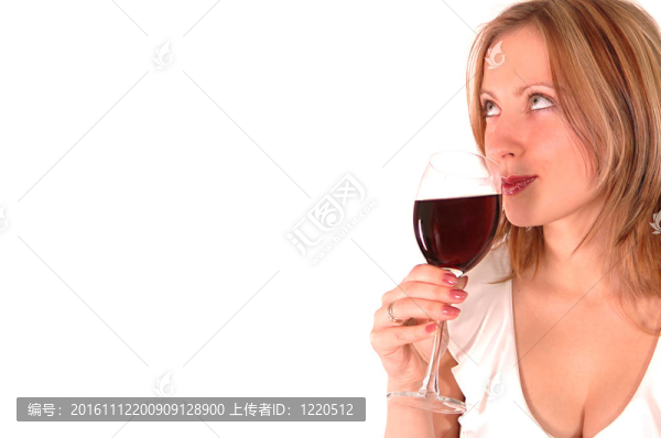 年輕女子帶著一杯酒