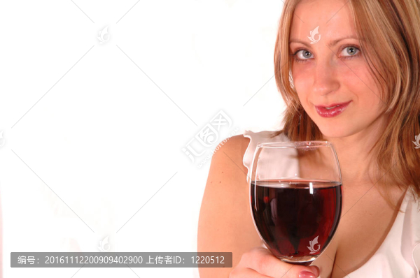 年輕女子帶著一杯酒