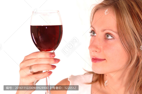 年輕女子帶著一杯酒
