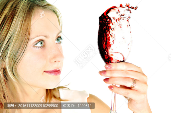 年輕女子帶著一杯酒