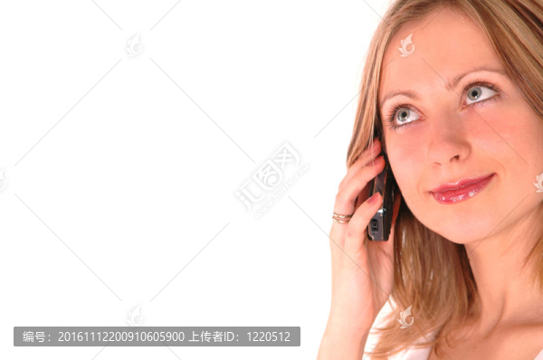 年輕女子通過電話交談