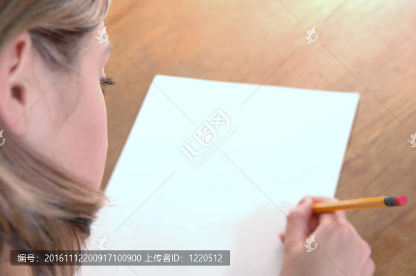 帶鉛筆的年輕女人