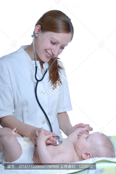 女醫(yī)生檢查嬰兒