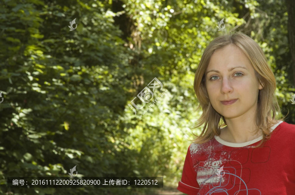 森林里的女孩