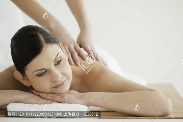 漂亮的黑發(fā)女人享受按摩