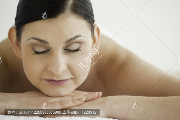 漂亮的黑發(fā)做水療