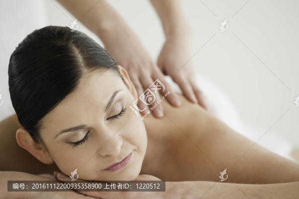 可愛的黑發(fā)女人享受按摩