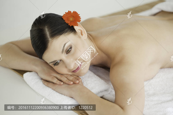 漂亮的黑發(fā)女人得到水療