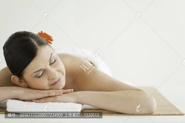 可愛的黑發(fā)女人得到水療治療