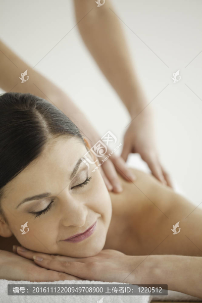 美麗的黑發(fā)女人享受按摩