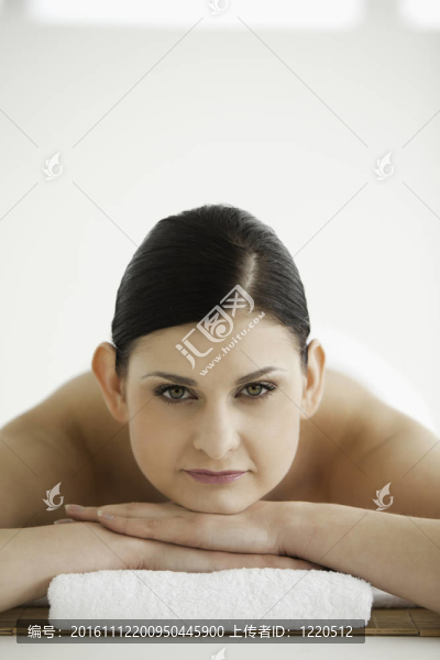 黑發(fā)女子接受水療治療