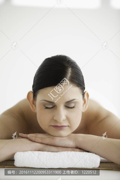 黑發(fā)女人在閉上眼睛的時(shí)候接受水療治療