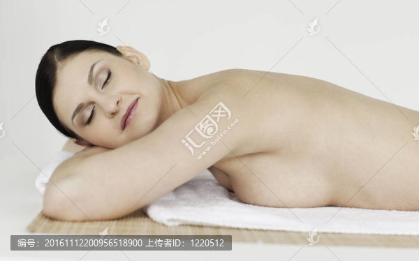 在溫泉中心放松的黑發(fā)女人