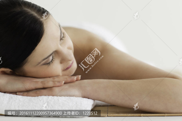 美麗的黑發(fā)女人得到水療治療