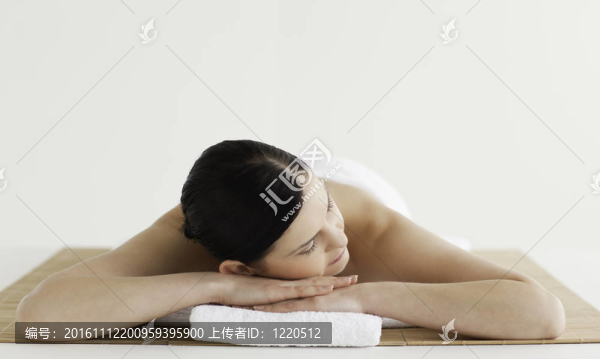 迷人的黑發(fā)女子得到水療治療