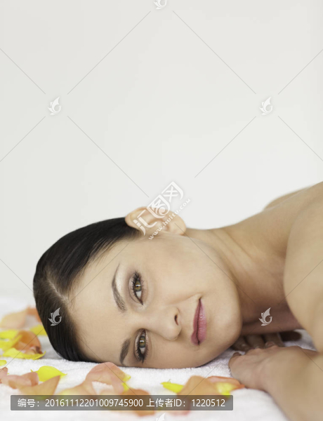 可愛的黑發(fā)享受放松