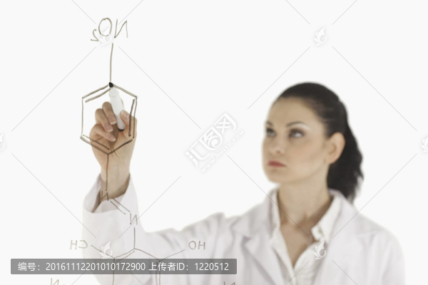 黑發(fā)女子在白板上寫公式