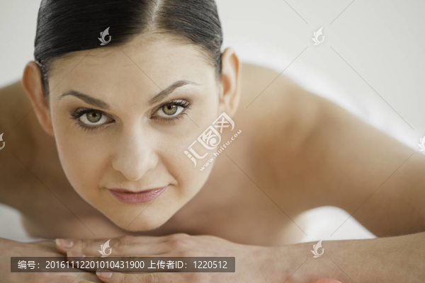 美麗的黑發(fā)享受放松